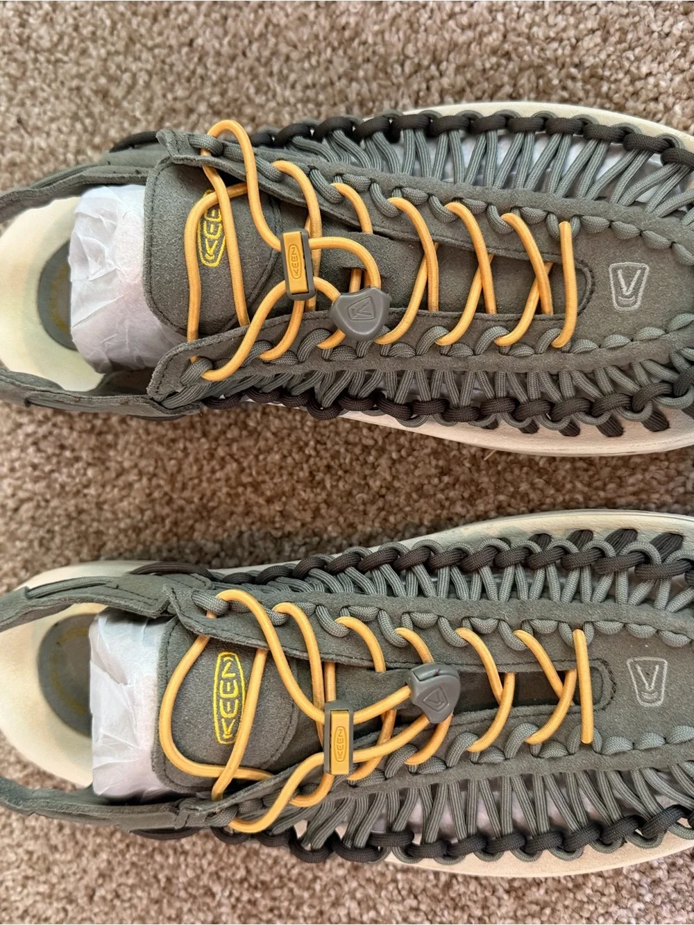 KEEN UNEEK Sandal olive and yellow. Size 11
